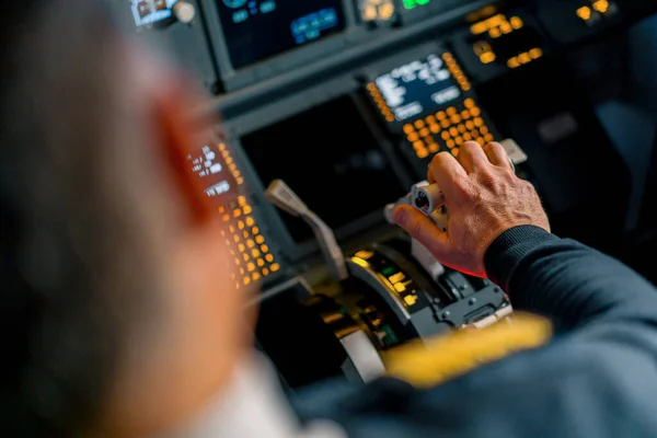 Detailní Záběr Ruky Pilota Jak Stlačuje Plyn Kokpitu Tryskového Letadla — Stock fotografie