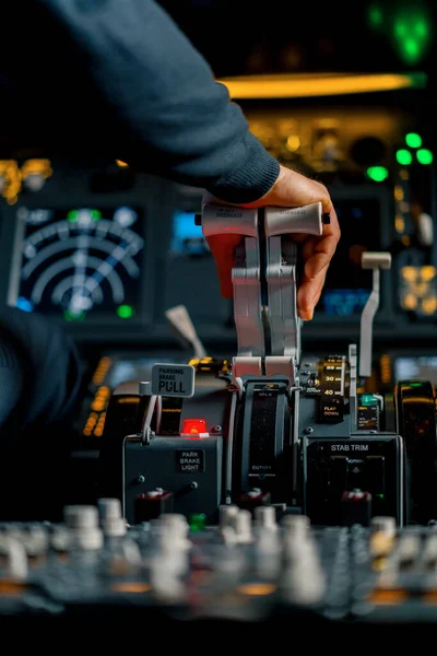 飞行员手压油门在喷气式飞机驾驶舱内的特写 减少发动机功率 — 图库照片