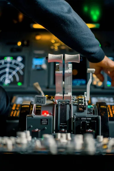 Närbild Pilothand Som Trycker Gasen Cockpit Jetplanet Vilket Minskar Motoreffekten — Stockfoto