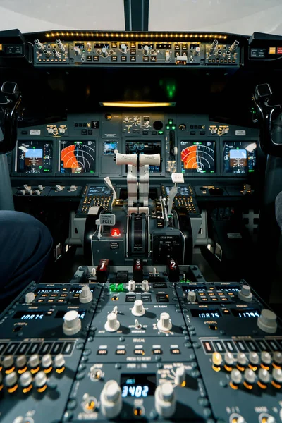 비행기 조종석에 항공기 시뮬레이터의 장면을 가까이 수있다 — 스톡 사진