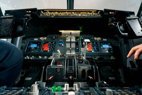 Dźwignia Ciągu Kokpicie Samolotu Widok Bliska Lot Symulatorze Statku Powietrznego — Zdjęcie stockowe
