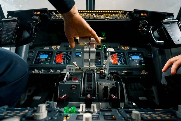 Pilot Samolotu Steruje Przepustnicą Podczas Startu Widok Wnętrza Kabiny — Zdjęcie stockowe