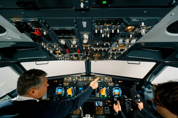 Досвідчений Пілот Інструктує Молодого Студента Перед Тренувальним Польотом Кабіні Аеродинамічного — стокове фото