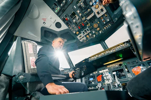 Erfaren Pilot Instruerar Ung Student Inför Träningsflygning Cockpit Flygsimulator — Stockfoto