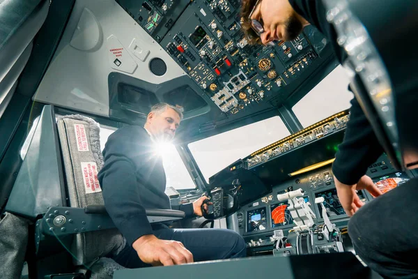 Deneyimli Bir Pilot Hava Simülatörünün Kokpitindeki Eğitim Uçuşundan Önce Genç — Stok fotoğraf