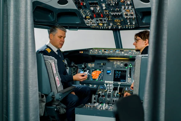Experimentado Piloto Instruye Joven Estudiante Muestra Pequeño Modelo Avión Cabina — Foto de Stock
