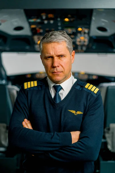 Portret Van Een Ernstige Gezagvoerder Uniform Ter Voorbereiding Van Vlucht — Stockfoto