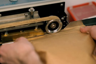 Ambalaj makinesinin taşıma bandı satılık kavrulmuş kahve üretimi için depo.