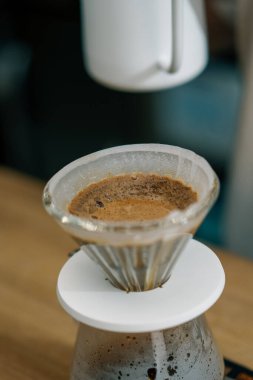 Filtreye sıcak su dökerek filtre kahve yapma süreci.