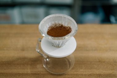 Filtreye sıcak su dökerek filtre kahve yapma süreci.