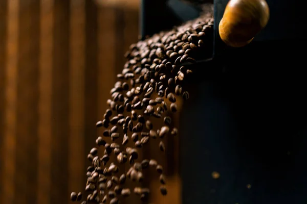 Gekühlte Kaffeebohnen Nach Der Röstung Werden Flugkaffeeherstellungskonzept Getreidebehälter Gegossen — Stockfoto