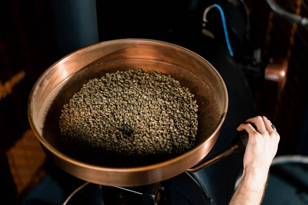 Процесс Обжига Кофе Бизнесмен Наливает Сырые Кофейные Зерна Современный Обжиг — стоковое фото