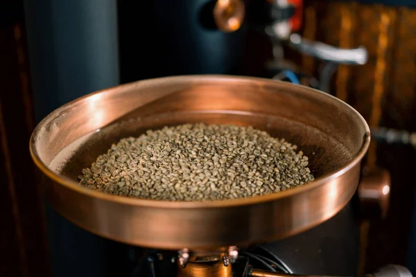 Świeże Ziarna Kawy Leżą Komorze Ekspresu Kawy Przed Prażeniem Produkcji — Zdjęcie stockowe