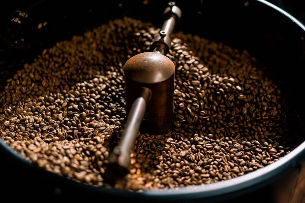 咖啡生产是将新鲜咖啡豆和咖啡豆混合冷却的过程 — 图库照片