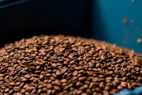 コーヒーの生産ローストと香り高いコーヒー豆は輸送のための準備箱に入っていますクローズアップ — ストック写真
