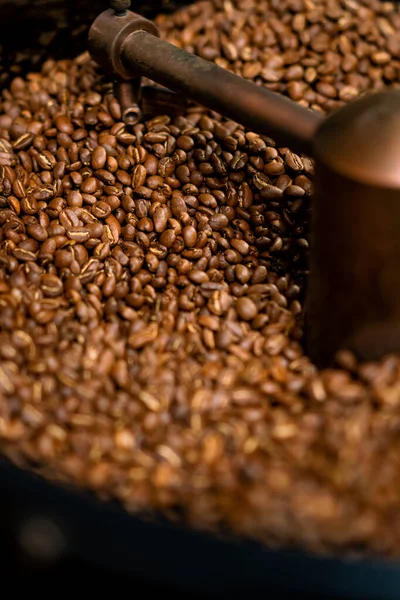 Koffieproductie Het Proces Van Het Roosteren Van Verse Koffiebonen Koffiebonen — Stockfoto