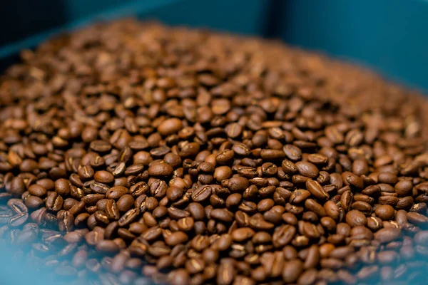 コーヒーの生産ローストと香り高いコーヒー豆は輸送のための準備箱に入っていますクローズアップ — ストック写真