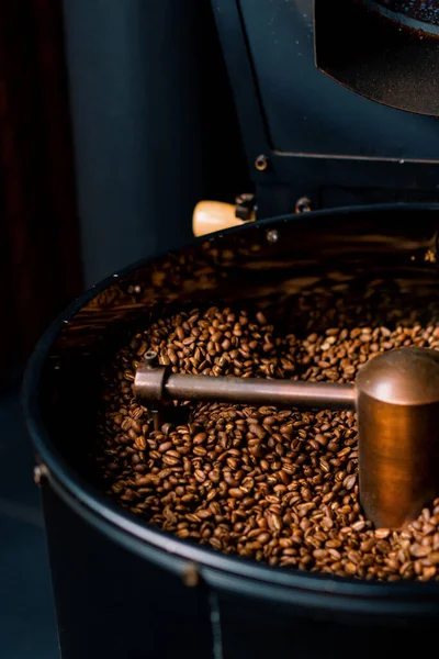コーヒー生産は 新鮮なコーヒー豆を焙煎し 混合し 冷却されたクローズアップのプロセスです — ストック写真
