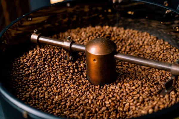 Kaffeeproduktion Ist Der Prozess Des Röstens Frischer Kaffeebohnen Kaffeebohnen Gemischt — Stockfoto