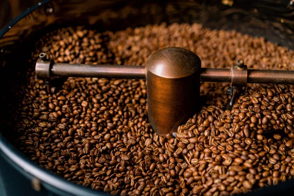 Kaffeproduktion Processen För Rostning Färska Kaffebönor Kaffebönor Blandas Och Kyls — Stockfoto