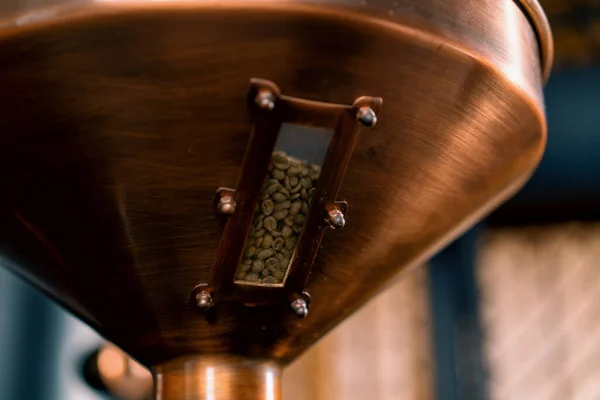 新鮮なコーヒー豆は 生産香りのコーヒーのために焙煎する前にコーヒーマシンの部屋にあります — ストック写真