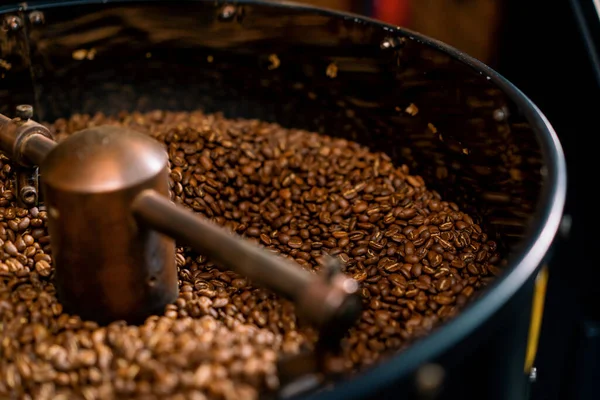 Kaffeproduktion Processen För Rostning Färska Kaffebönor Kaffebönor Blandas Och Kyls — Stockfoto