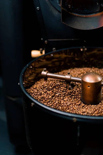 咖啡生产是将新鲜咖啡豆和咖啡豆混合冷却的过程 — 图库照片