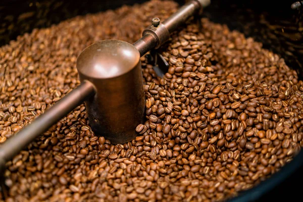 コーヒー生産は 混合し 冷却された新鮮なコーヒー豆コーヒー豆を焙煎するプロセスです — ストック写真