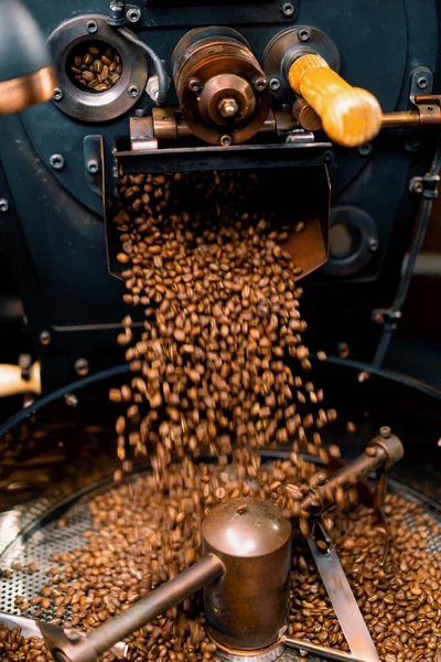 Výroba Kávy Proces Pražení Čerstvých Kávových Zrn Kávových Zrn Míchaných — Stock fotografie