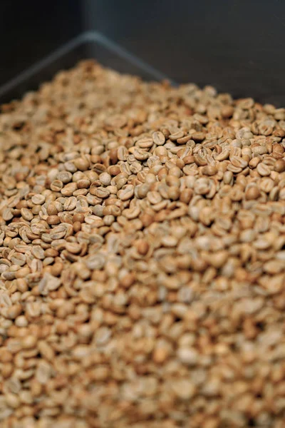 Produkcja Kawy Rzemiosła Surowe Ziarna Kawy Leżą Przygotowaniu Pudełka Kawy — Zdjęcie stockowe