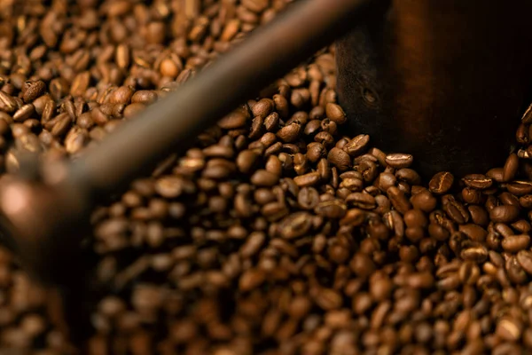 Výroba Kávy Proces Pražení Čerstvých Kávových Zrn Kávových Zrn Míchané — Stock fotografie