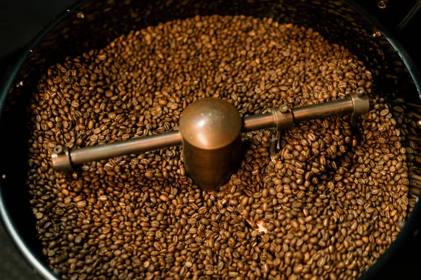 Kaffeeproduktion Ist Der Prozess Des Röstens Frischer Kaffeebohnen Kaffeebohnen Gemischt — Stockfoto