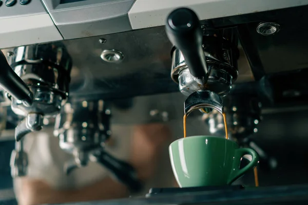 Выливание Кофе Течет Машины Чашку Делает Горячий Напиток Помощью Фильтр — стоковое фото