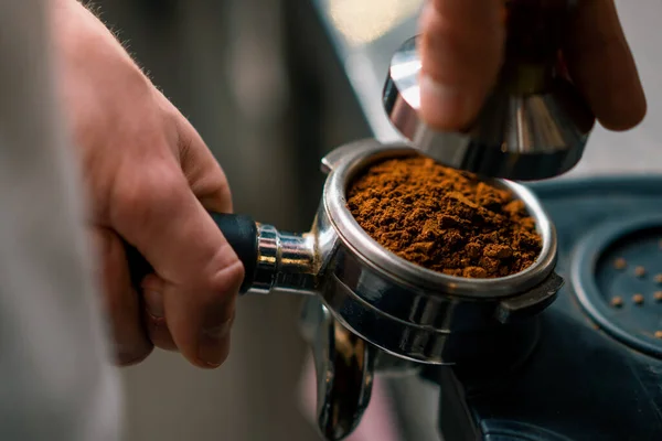 Kahve Dükkanındaki Profesyonel Bir Barista Taze Kahve Çekirdeklerini Doldurarak Kahve — Stok fotoğraf