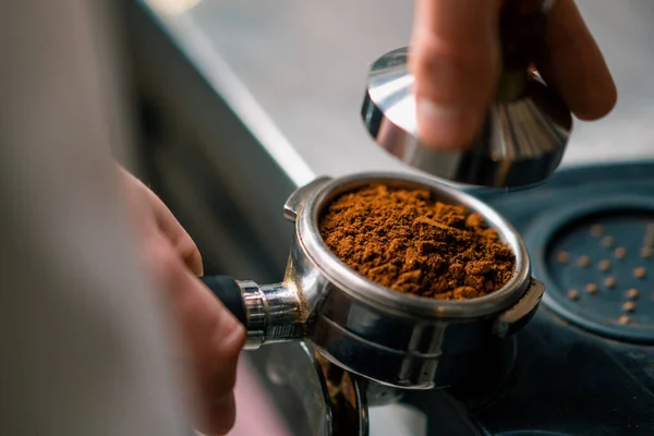 Professionell Barista Kafé Förbereder Malet Kaffe Genom Att Stämpla Färska — Stockfoto
