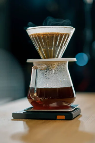 Der Prozess Der Herstellung Von Filterkaffee Indem Man Heißes Wasser — Stockfoto