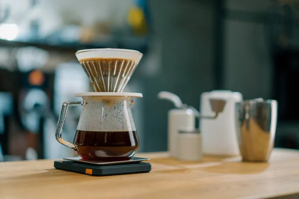 Der Prozess Der Herstellung Von Filterkaffee Indem Man Heißes Wasser — Stockfoto