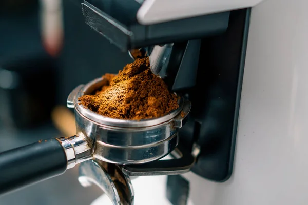 Professionelle Barista Arbeiter Verwenden Mühle Maschine Frische Kaffeebohnen Für Heißgetränk — Stockfoto