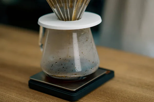 Процесс Приготовления Фильтра Кофе Наливая Горячую Воду Слой Молотого Кофе — стоковое фото