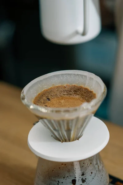 Процесс Приготовления Фильтра Кофе Наливая Горячую Воду Слой Молотого Кофе — стоковое фото