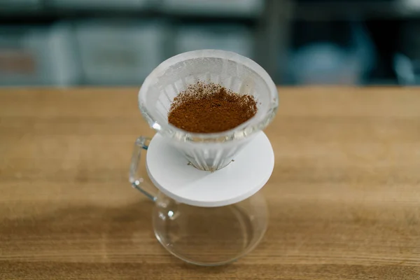 Processo Fabbricazione Del Caffè Filtro Versando Acqua Calda Sullo Strato — Foto Stock