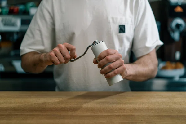 Barista Używa Ręcznego Młynka Kawy Mielenia Kawy Kawiarni Proces Wytwarzania — Zdjęcie stockowe