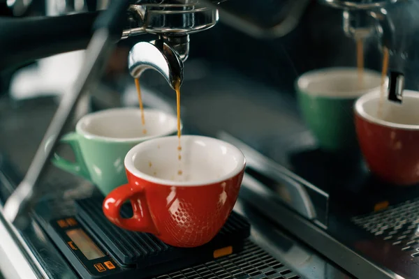 Het Gieten Van Koffie Stroomt Uit Machine Beker Het Maken — Stockfoto