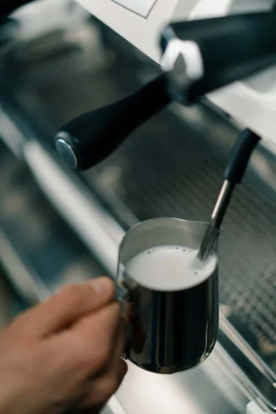 Barista Używa Ekspres Kawy Piecze Świeże Mleko Przygotować Latte Lub — Zdjęcie stockowe