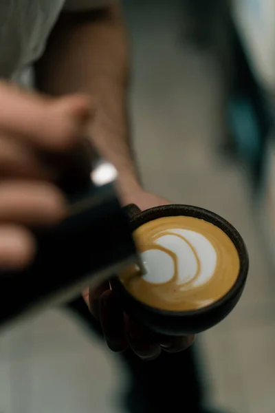 Barista Maakt Latte Art Een Café Mannelijke Handen Gieten Stoom — Stockfoto