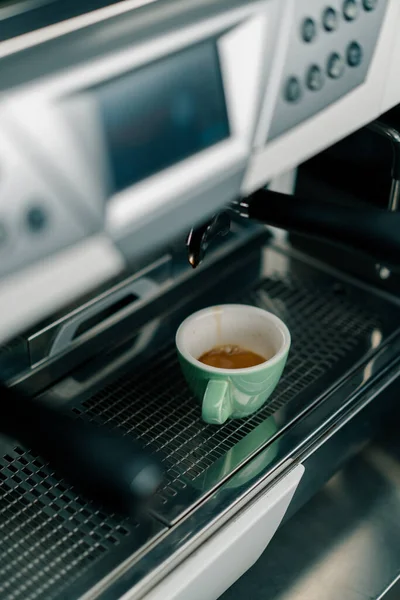 Het Gieten Van Koffie Stroomt Uit Machine Beker Het Maken — Stockfoto
