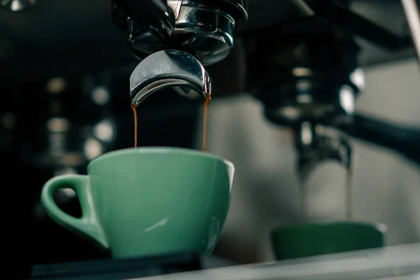 Выливание Кофе Течет Машины Чашку Делает Горячий Напиток Помощью Фильтр — стоковое фото
