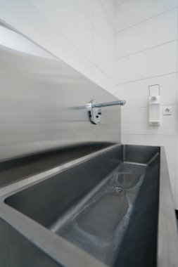 Klinikteki dezenfeksiyon prosedürü doktorun ameliyattan önce ellerini yıkadığı lavabo.