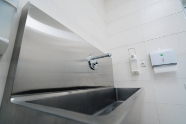 Klinikteki dezenfeksiyon prosedürü doktorun ameliyattan önce ellerini yıkadığı lavabo.