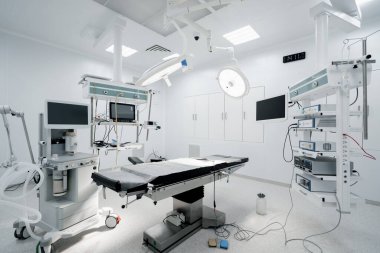 Hastane içinde boş bir ameliyathane. Klinikte modern tıbbi ekipmanlarla dolu bir ameliyathane.